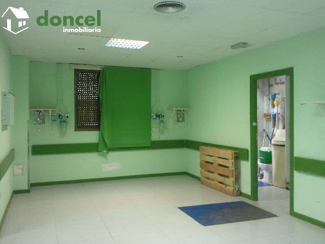 130207/939452.- ZONA CENTRICA.- Local de 400 m2. en Ciudad Real. Fachada de 24 mt., con distintas dependencias, dos baños, dos duchas. Precio y condiciones negociables. — Foto 1