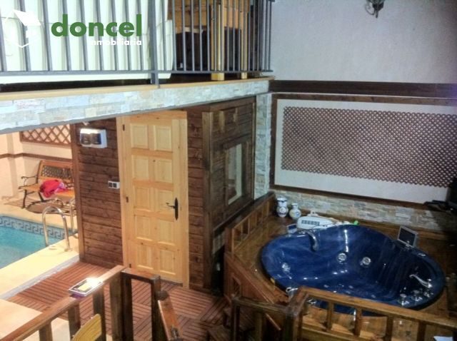 140102/1040979.- Inmobiliaria Doncel, vende magnifica casa en Calzada de Calatrava, sobre parcela de 270 m2., en zona tranquila, dotada de piscina climatizada cubierta, jacuzzi y sauna. Se compone de  — Foto 11