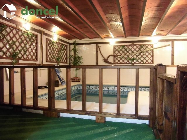 140102/1040979.- Inmobiliaria Doncel, vende magnifica casa en Calzada de Calatrava, sobre parcela de 270 m2., en zona tranquila, dotada de piscina climatizada cubierta, jacuzzi y sauna. Se compone de  — Foto 16