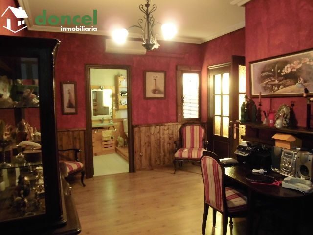 140102/1040979.- Inmobiliaria Doncel, vende magnifica casa en Calzada de Calatrava, sobre parcela de 270 m2., en zona tranquila, dotada de piscina climatizada cubierta, jacuzzi y sauna. Se compone de  — Foto 6
