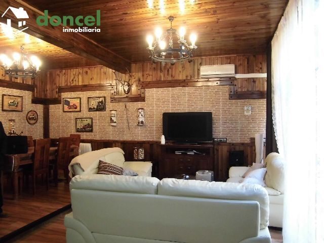 140102/1040979.- Inmobiliaria Doncel, vende magnifica casa en Calzada de Calatrava, sobre parcela de 270 m2., en zona tranquila, dotada de piscina climatizada cubierta, jacuzzi y sauna. Se compone de  — Foto 2