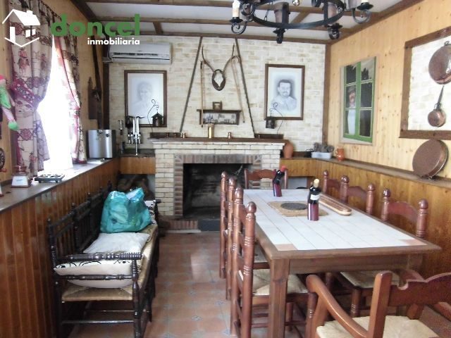 140102/1040979.- Inmobiliaria Doncel, vende magnifica casa en Calzada de Calatrava, sobre parcela de 270 m2., en zona tranquila, dotada de piscina climatizada cubierta, jacuzzi y sauna. Se compone de  — Foto 10