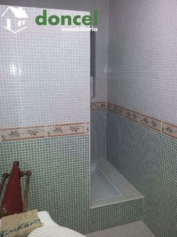 140102/1040979.- Inmobiliaria Doncel, vende magnifica casa en Calzada de Calatrava, sobre parcela de 270 m2., en zona tranquila, dotada de piscina climatizada cubierta, jacuzzi y sauna. Se compone de  — Foto 18