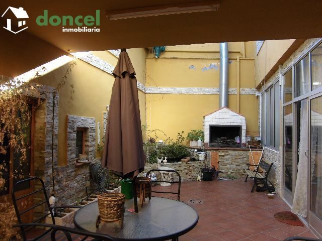 140102/1040979.- Inmobiliaria Doncel, vende magnifica casa en Calzada de Calatrava, sobre parcela de 270 m2., en zona tranquila, dotada de piscina climatizada cubierta, jacuzzi y sauna. Se compone de  — Foto 3