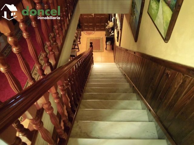 140102/1040979.- Inmobiliaria Doncel, vende magnifica casa en Calzada de Calatrava, sobre parcela de 270 m2., en zona tranquila, dotada de piscina climatizada cubierta, jacuzzi y sauna. Se compone de  — Foto 13