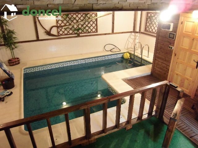 140102/1040979.- Inmobiliaria Doncel, vende magnifica casa en Calzada de Calatrava, sobre parcela de 270 m2., en zona tranquila, dotada de piscina climatizada cubierta, jacuzzi y sauna. Se compone de  — Foto 1