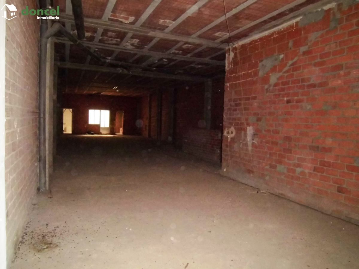 160909/2152634.- Local comercial en bruto, ubicado en CALZADA DE CTVA./C. Real, en zona muy céntrica de 210 m2., fachada de 5 m., se encuentra cercano a comercios, cercano a transporte público, cercan — Foto 2