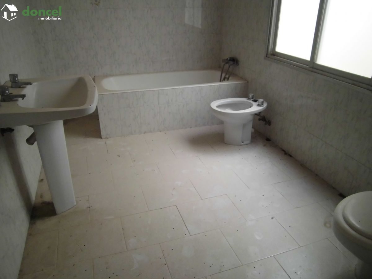 160909/2152634.- Local comercial en bruto, ubicado en CALZADA DE CTVA./C. Real, en zona muy céntrica de 210 m2., fachada de 5 m., se encuentra cercano a comercios, cercano a transporte público, cercan — Foto 4