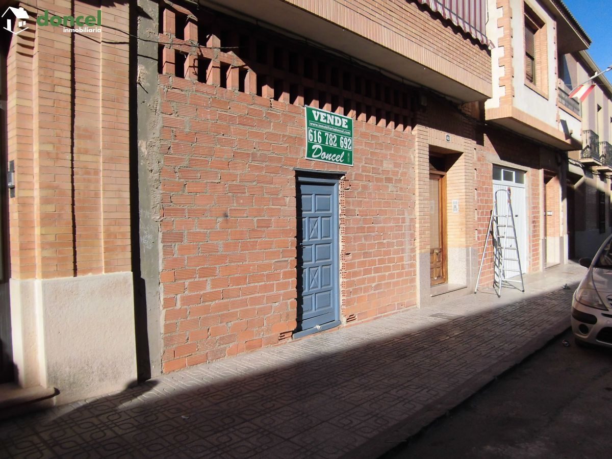 160909/2152634.- Local comercial en bruto, ubicado en CALZADA DE CTVA./C. Real, en zona muy céntrica de 210 m2., fachada de 5 m., se encuentra cercano a comercios, cercano a transporte público, cercan — Foto 1