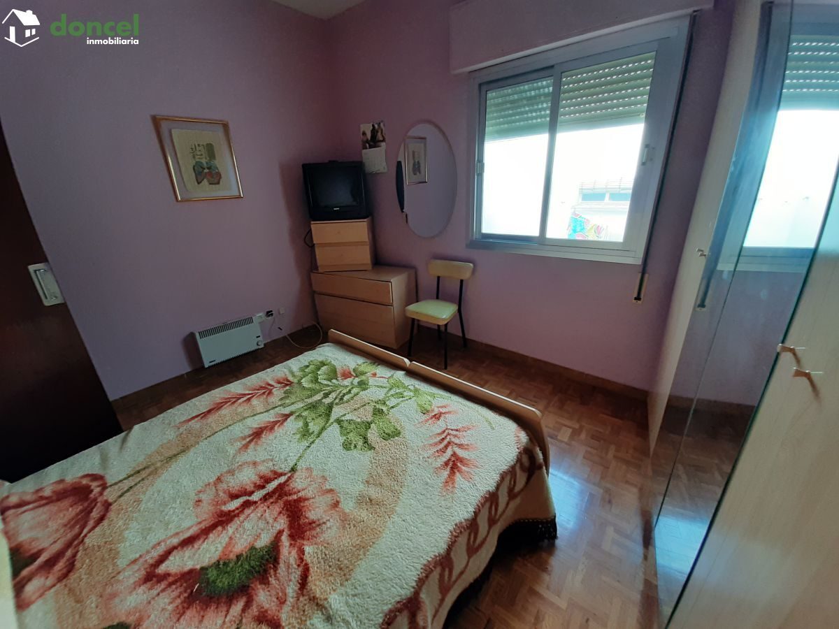 Inmobiliaria Doncel, vende, PISO CÉNTRICO EN CIUDAD REAL, (edificio sin ascensor) se encuentra cercano a comercios, cercano a transporte público, cercano a colegios, cercano al centro, cercano a parqu — Foto 2