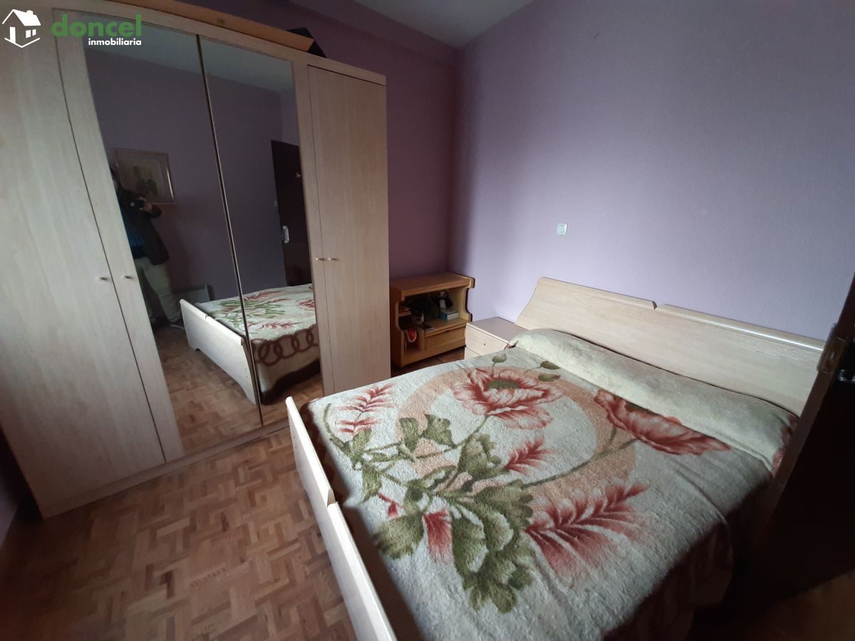 Inmobiliaria Doncel, vende, PISO CÉNTRICO EN CIUDAD REAL, (edificio sin ascensor) se encuentra cercano a comercios, cercano a transporte público, cercano a colegios, cercano al centro, cercano a parqu — Foto 1