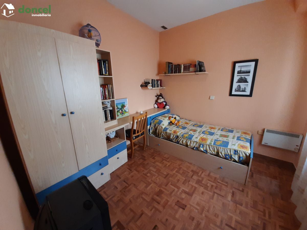 Inmobiliaria Doncel, vende, PISO CÉNTRICO EN CIUDAD REAL, (edificio sin ascensor) se encuentra cercano a comercios, cercano a transporte público, cercano a colegios, cercano al centro, cercano a parqu — Foto 4