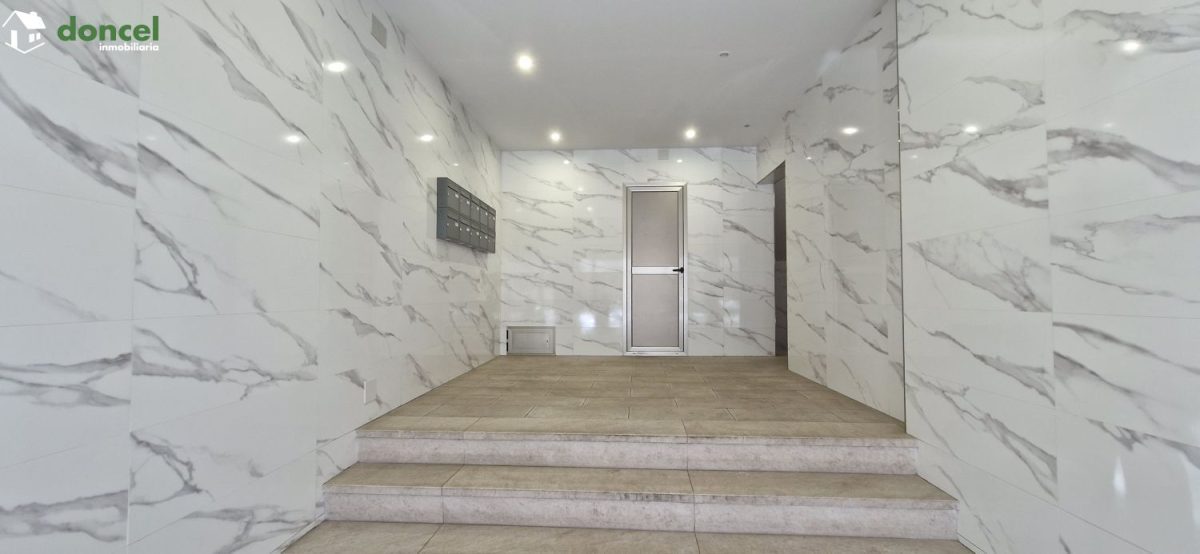 Inmobiliaria Doncel, vende, PISO CÉNTRICO EN CIUDAD REAL, (edificio sin ascensor) se encuentra cercano a comercios, cercano a transporte público, cercano a colegios, cercano al centro, cercano a parqu — Foto 6