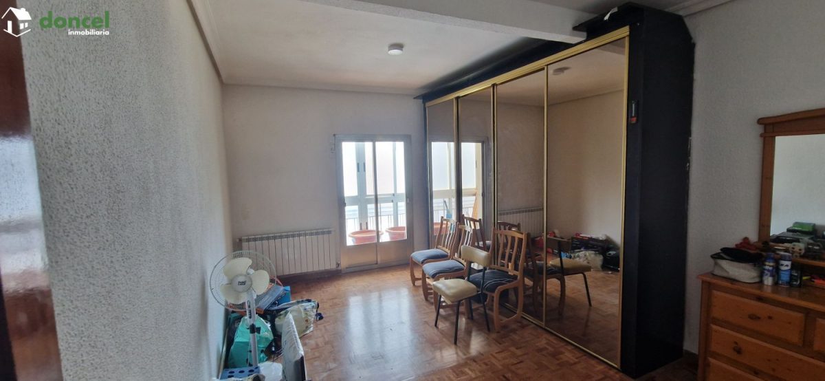 Inmobiliaria Doncel, vende, PISO CÉNTRICO EN CIUDAD REAL, (edificio sin ascensor) se encuentra cercano a comercios, cercano a transporte público, cercano a colegios, cercano al centro, cercano a parqu — Foto 3