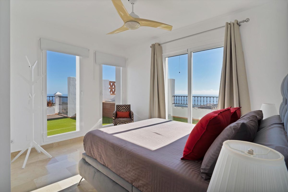 Calahonda Alta - Impresionante Atico con Alma Vistas al Mar 360º Garaje, Trastero, 4 Piscinas — Foto 20