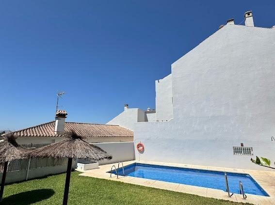 Los Pacos -  Chalet Pareado, 4 Dormitorios, Terraza y Patio, Piscina, Garaje, Sótano — Foto 1