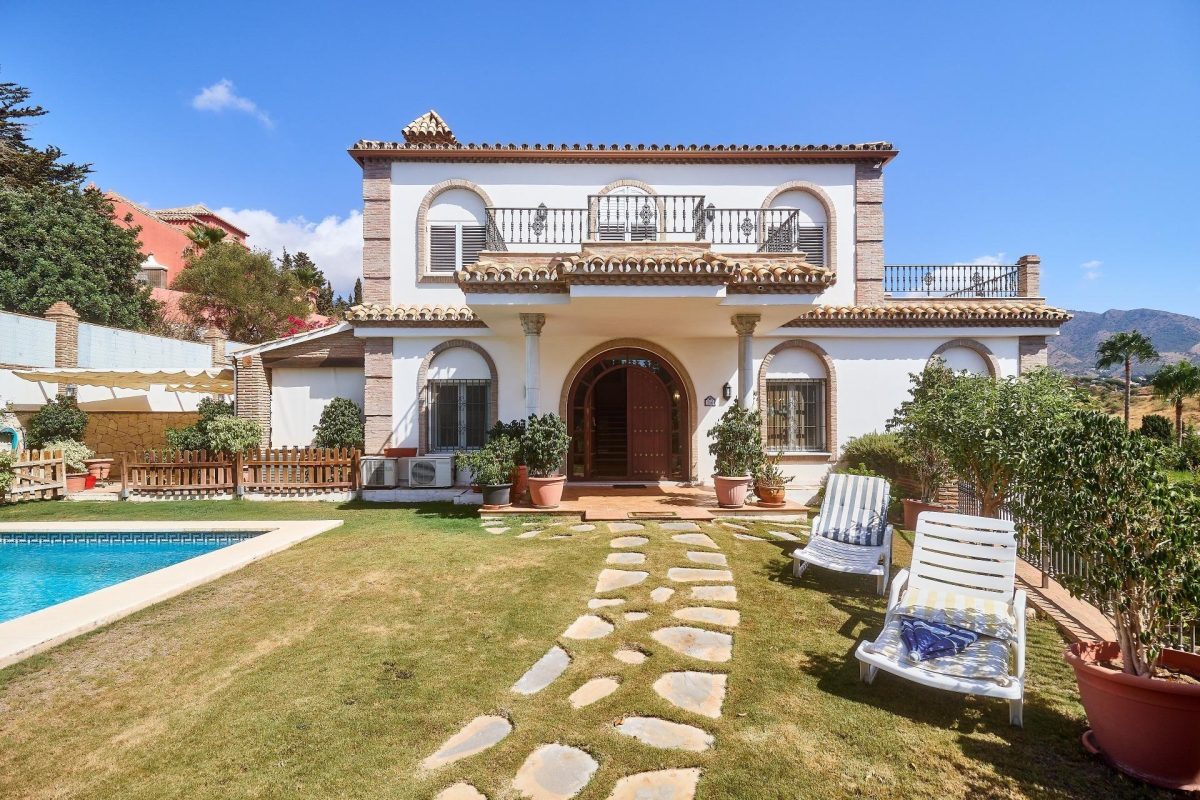 Mijas Costa - Chalet, 4 Dormitorios, Piscina y Jardín, Parking, Trastero — Foto 6
