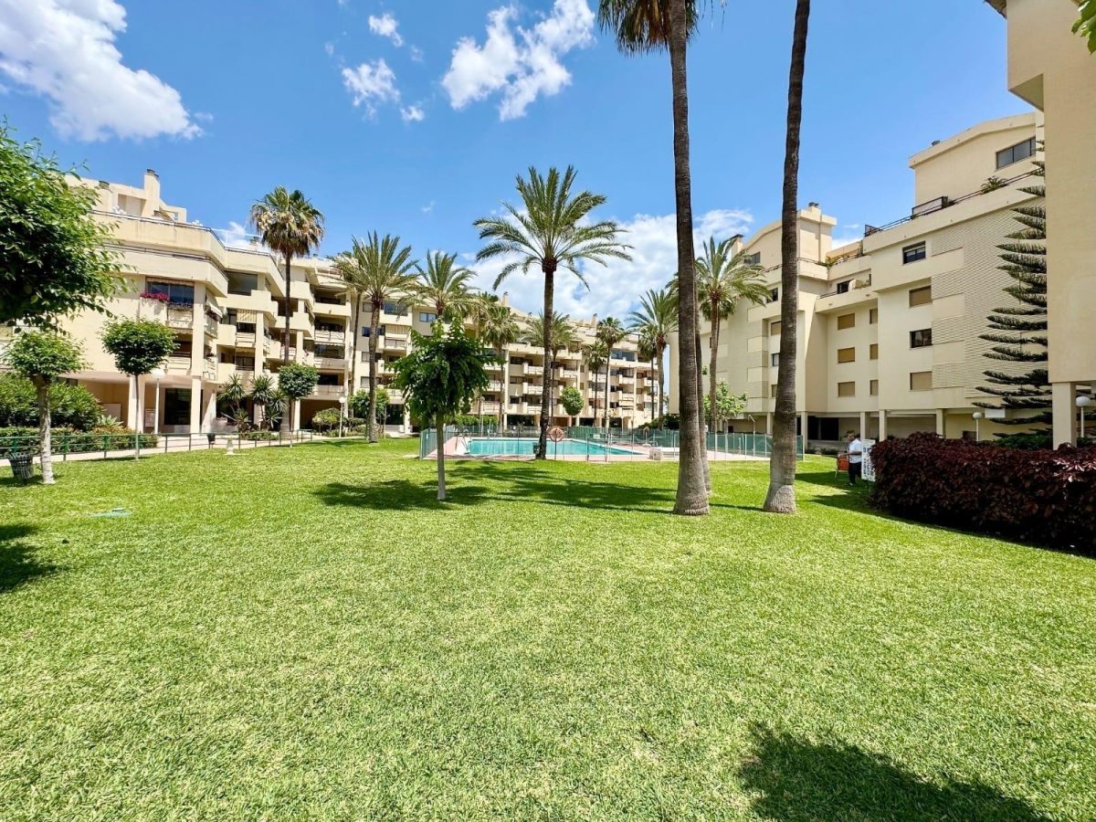 La Carihuela 1ª Línea de Playa  - Piso, 2 Dormitorios, Terraza y Balcón, Piscina, Jardín, Garaje y Trastero — Foto 17