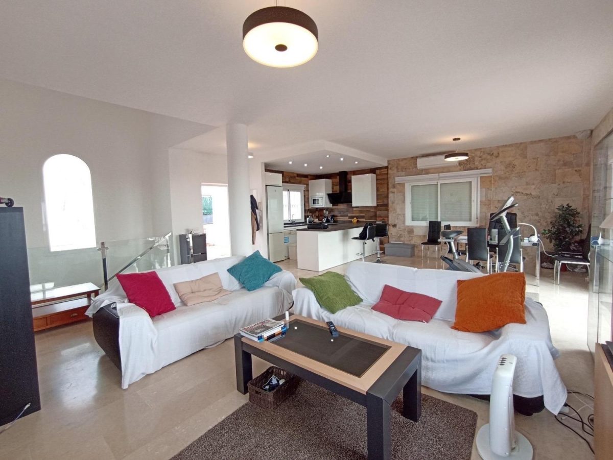 FANTASTICA VILLA EN ZONA BAJA DE LA CAPELLANIA CON PISCINA Y APARTAMENTO INDENDIENTE — Foto 3