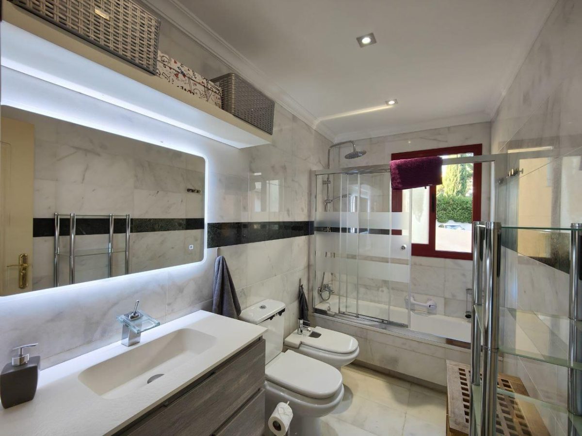 ¡Descubre tu futuro hogar en Benalmádena, a solo 200 metros de la playa! — Foto 8