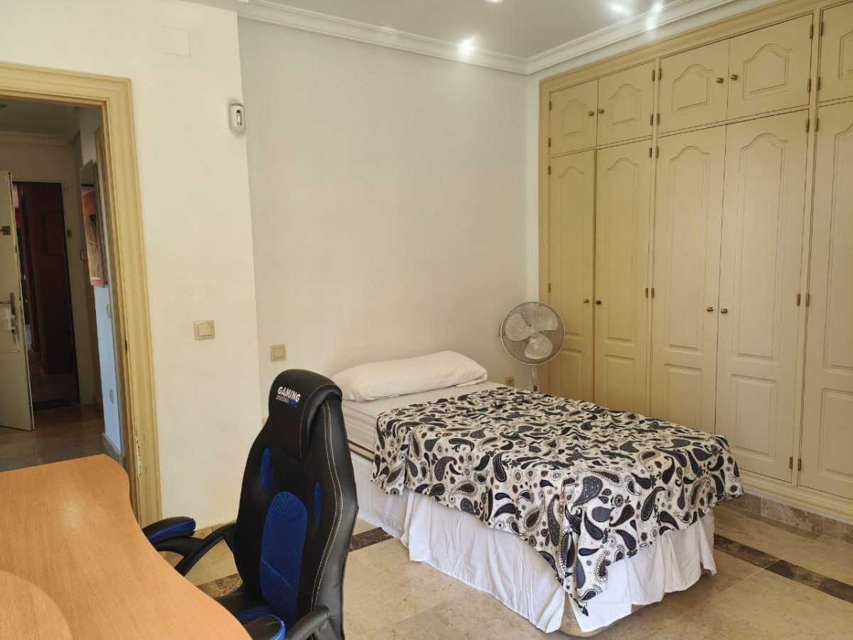 ¡Descubre tu futuro hogar en Benalmádena, a solo 200 metros de la playa! — Foto 17