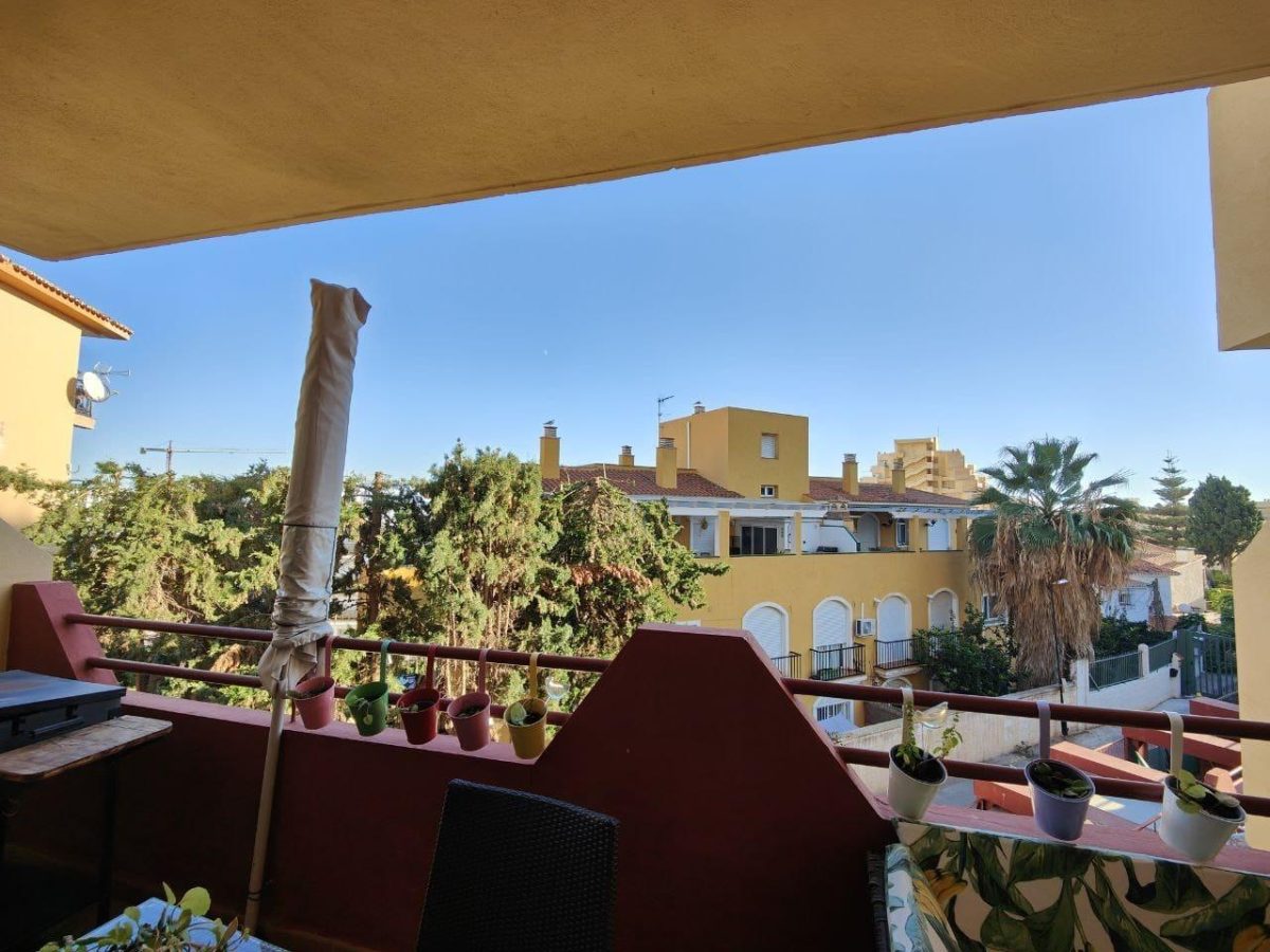 ¡Descubre tu futuro hogar en Benalmádena, a solo 200 metros de la playa! — Foto 13