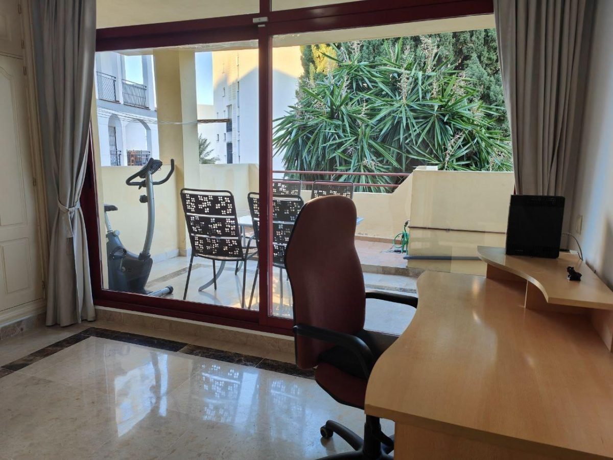 ¡Descubre tu futuro hogar en Benalmádena, a solo 200 metros de la playa! — Foto 12