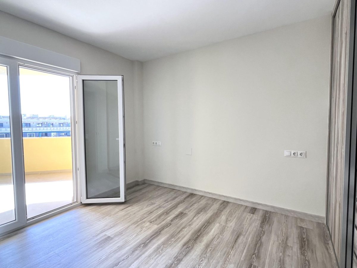 Piso reformado con terraza y parking en Los Boliches — Foto 18