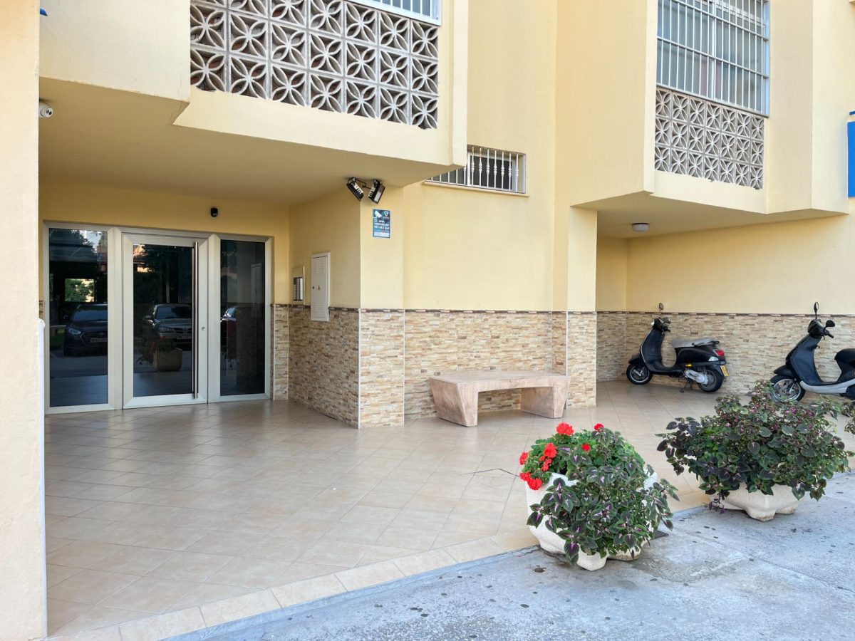 Piso reformado con terraza y parking en Los Boliches — Foto 2