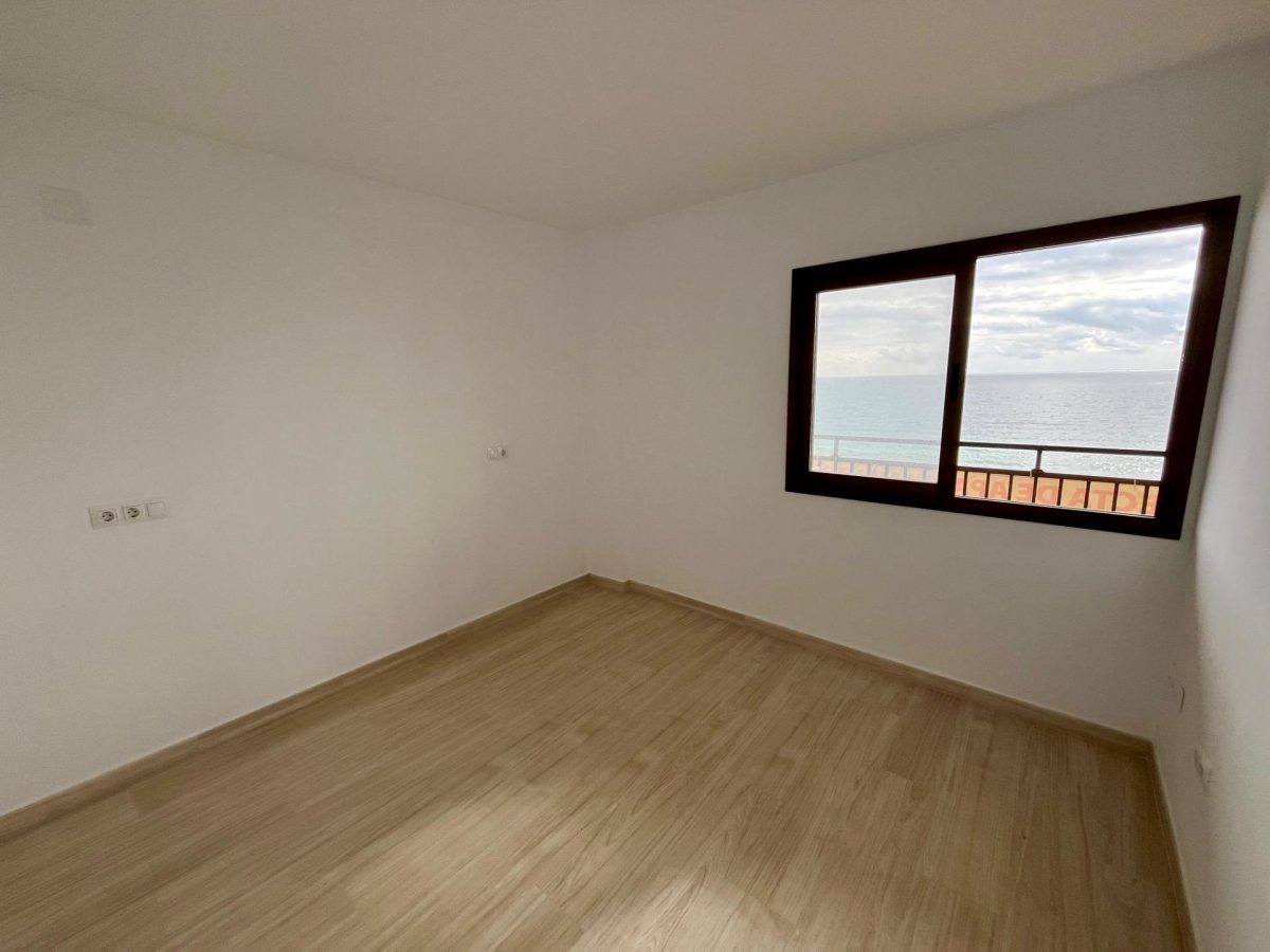 "Impresionante Piso en Primera Línea de Playa: Vistas Increíbles y Ubicación Exclusiva" — Foto 7