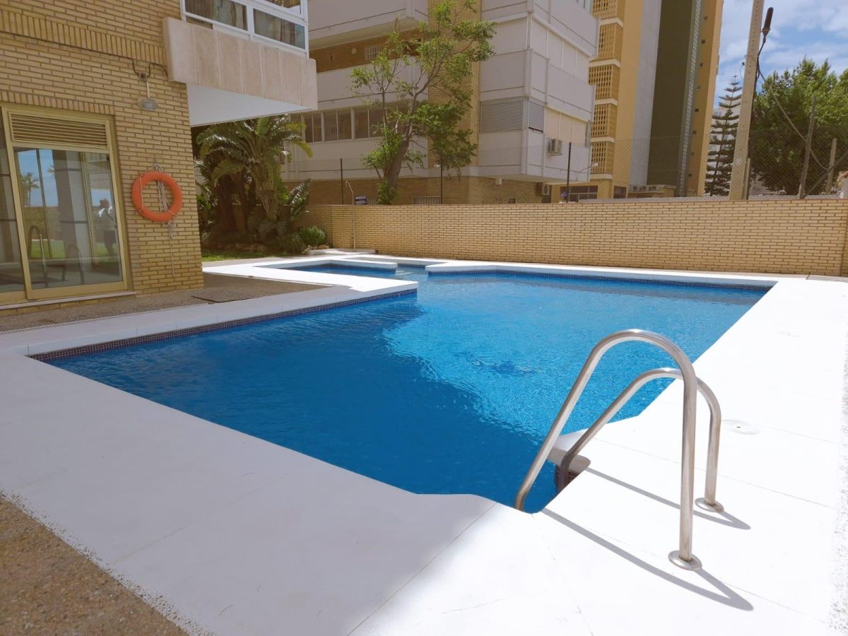 Fuengirola - Piso Planta Baja, 2 Dormitorios, Piscina, Parking, 1ª Línea de Playa — Foto 1