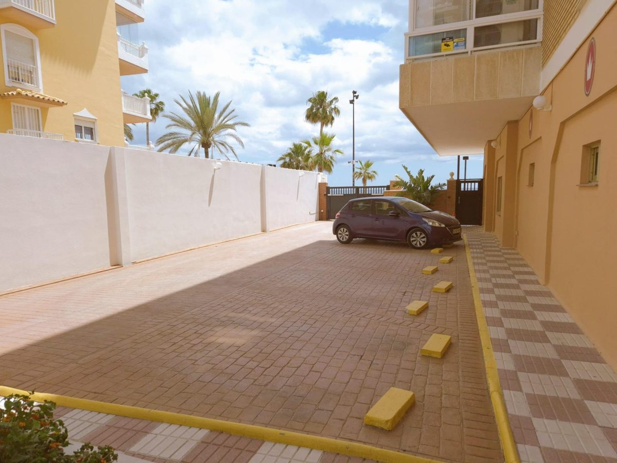 Fuengirola - Piso Planta Baja, 2 Dormitorios, Piscina, Parking, 1ª Línea de Playa — Foto 20