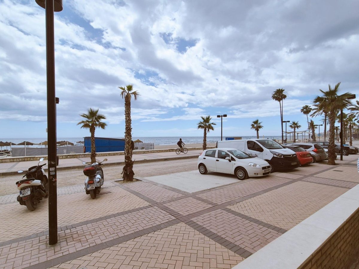 Fuengirola - Piso Planta Baja, 2 Dormitorios, Piscina, Parking, 1ª Línea de Playa — Foto 2