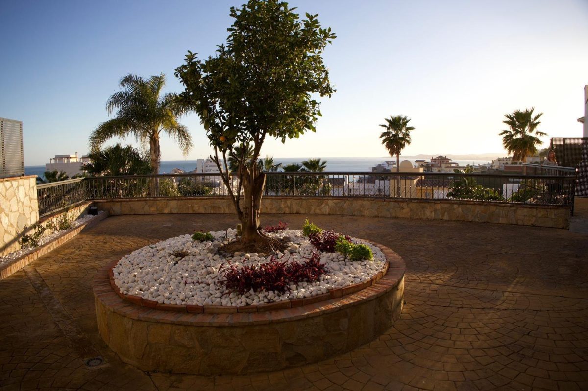 Exclusiva vivienda con terraza, garaje y piscina en Torrequebrada — confort, luz y calidad de vida junto al mar — Foto 16