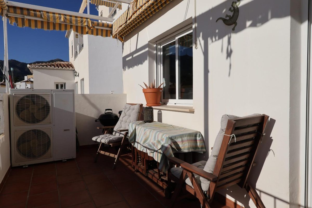 Exclusiva vivienda con terraza, garaje y piscina en Torrequebrada — confort, luz y calidad de vida junto al mar — Foto 3