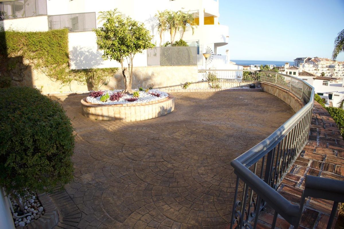 Exclusiva vivienda con terraza, garaje y piscina en Torrequebrada — confort, luz y calidad de vida junto al mar — Foto 18