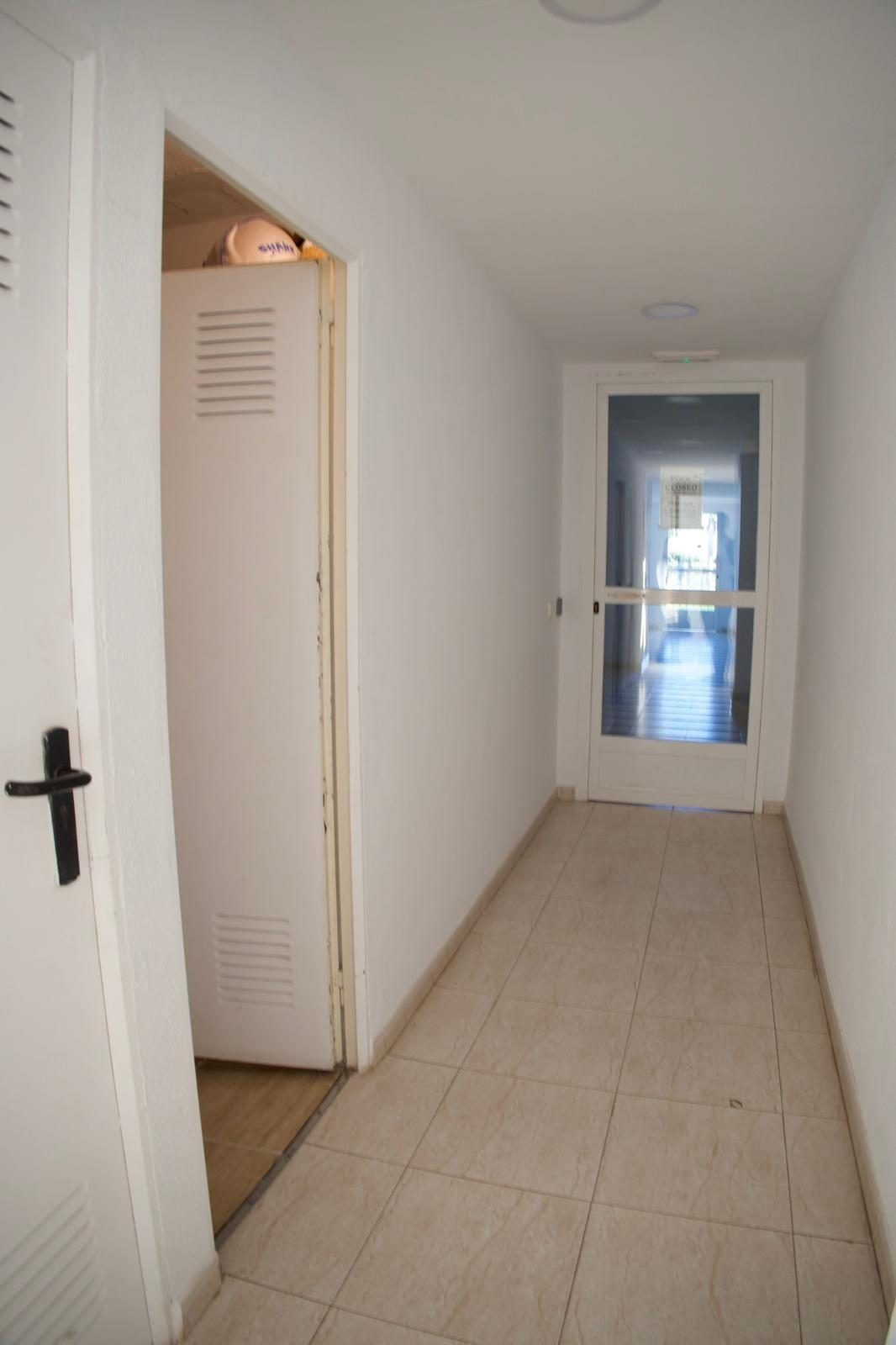 Exclusiva vivienda con terraza, garaje y piscina en Torrequebrada — confort, luz y calidad de vida junto al mar — Foto 14