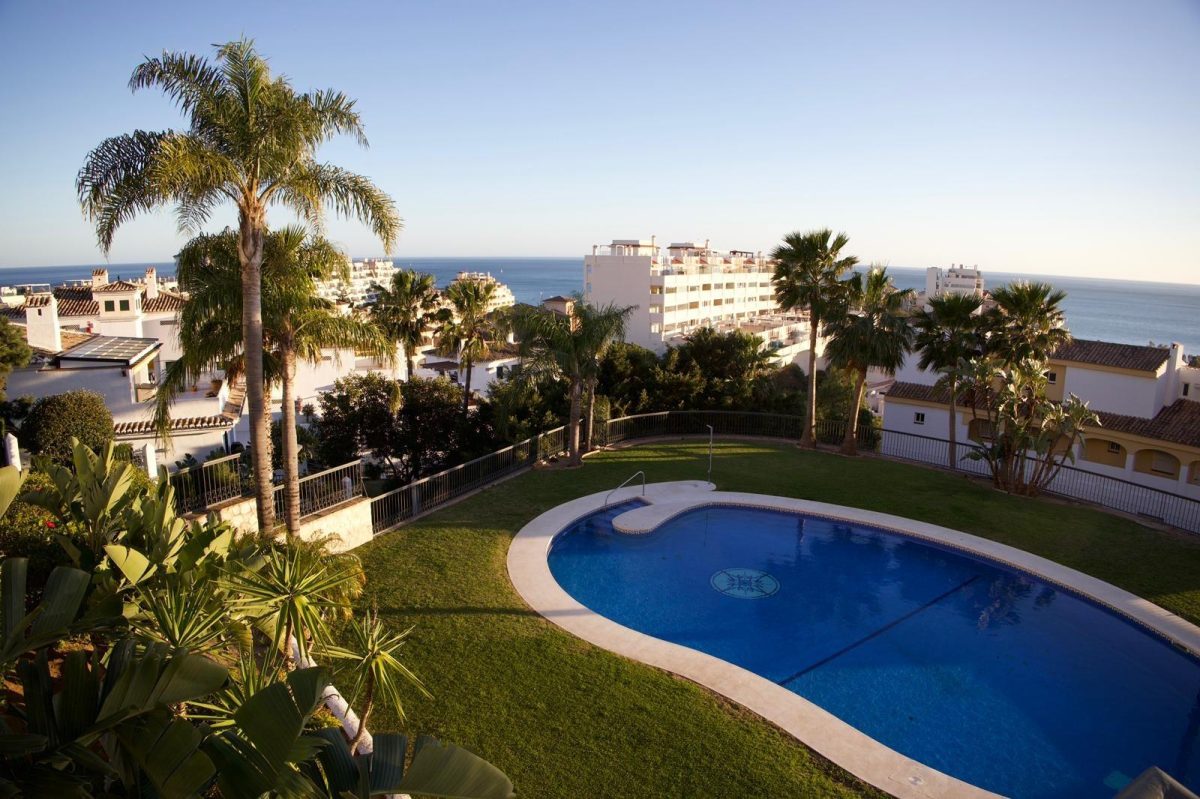 Exclusiva vivienda con terraza, garaje y piscina en Torrequebrada — confort, luz y calidad de vida junto al mar — Foto 27