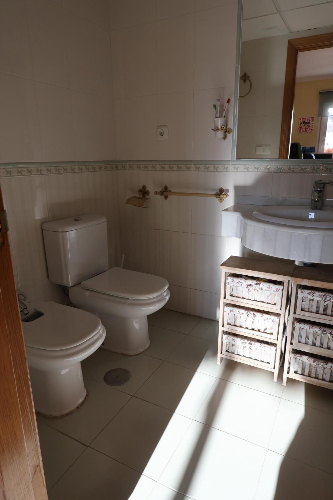 Exclusiva vivienda con terraza, garaje y piscina en Torrequebrada — confort, luz y calidad de vida junto al mar — Foto 7