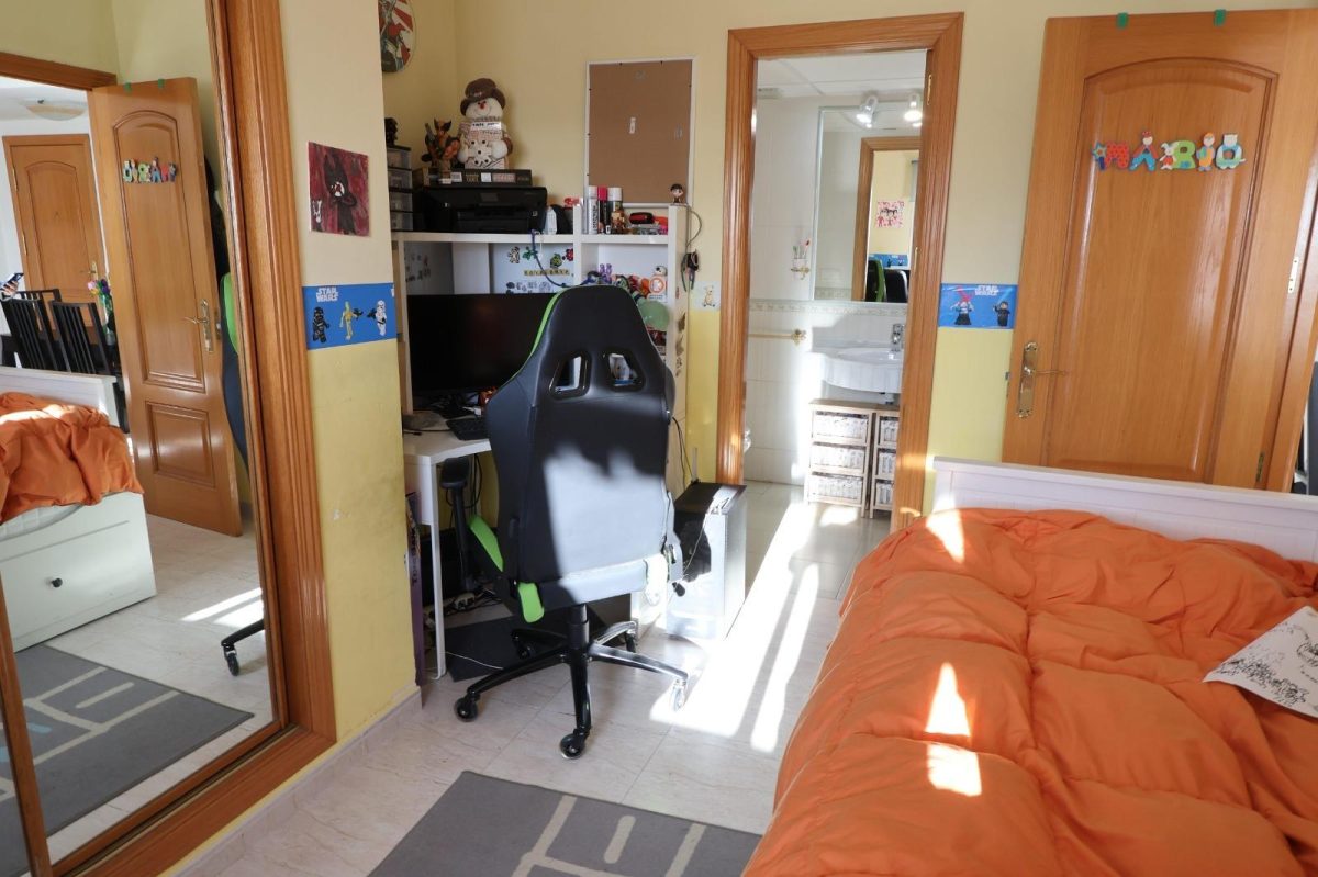 Exclusiva vivienda con terraza, garaje y piscina en Torrequebrada — confort, luz y calidad de vida junto al mar — Foto 5