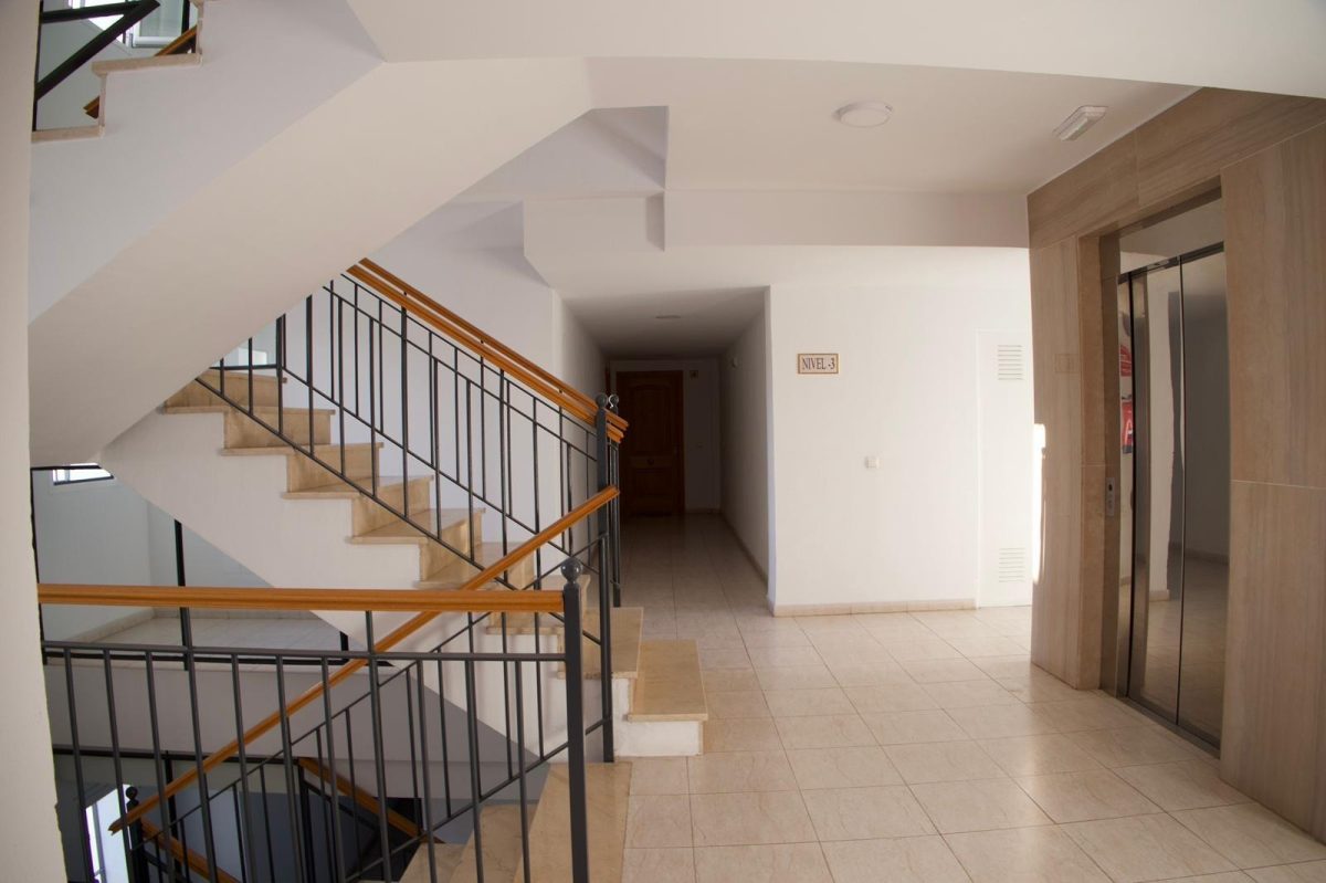 Exclusiva vivienda con terraza, garaje y piscina en Torrequebrada — confort, luz y calidad de vida junto al mar — Foto 19