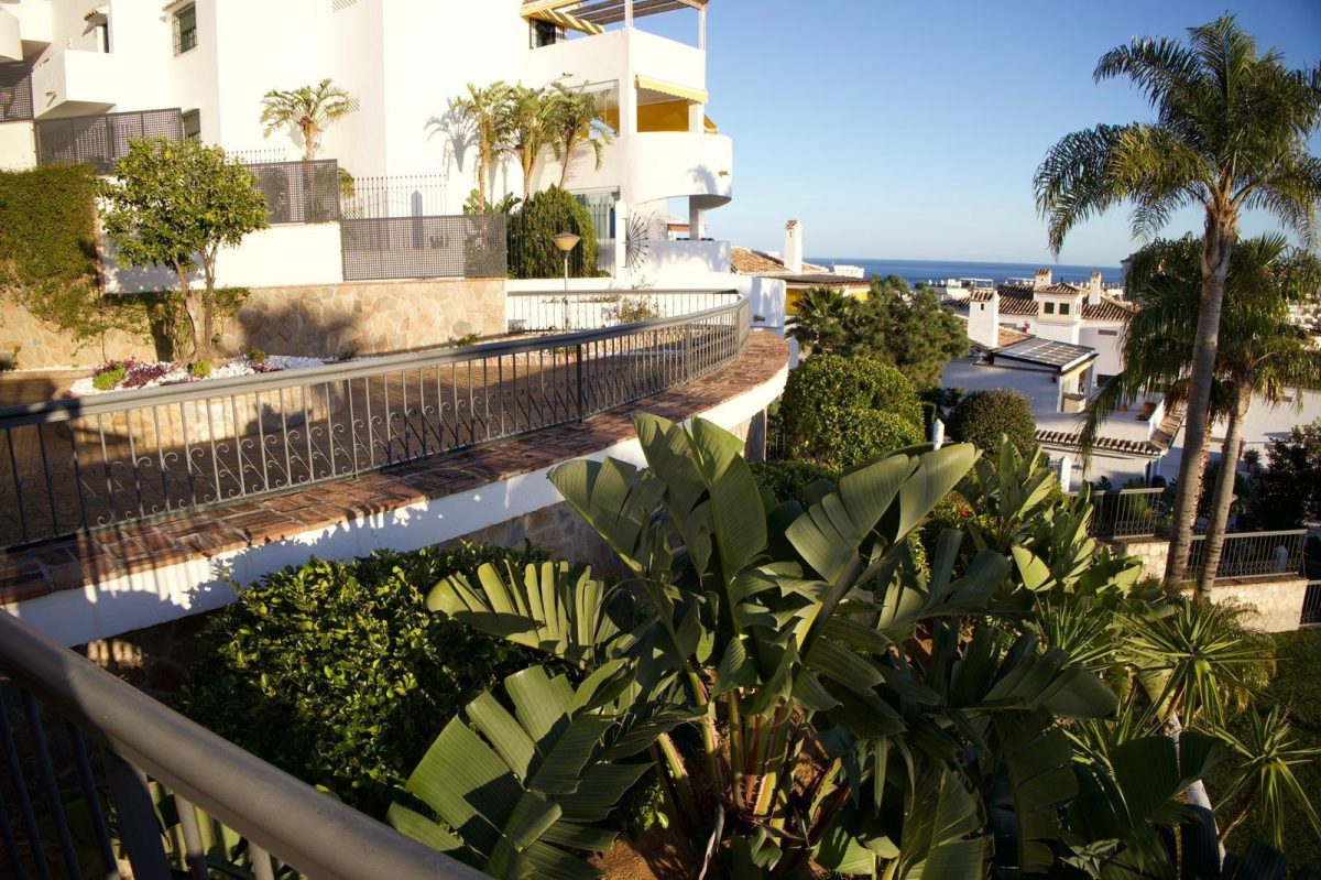 Exclusiva vivienda con terraza, garaje y piscina en Torrequebrada — confort, luz y calidad de vida junto al mar — Foto 21
