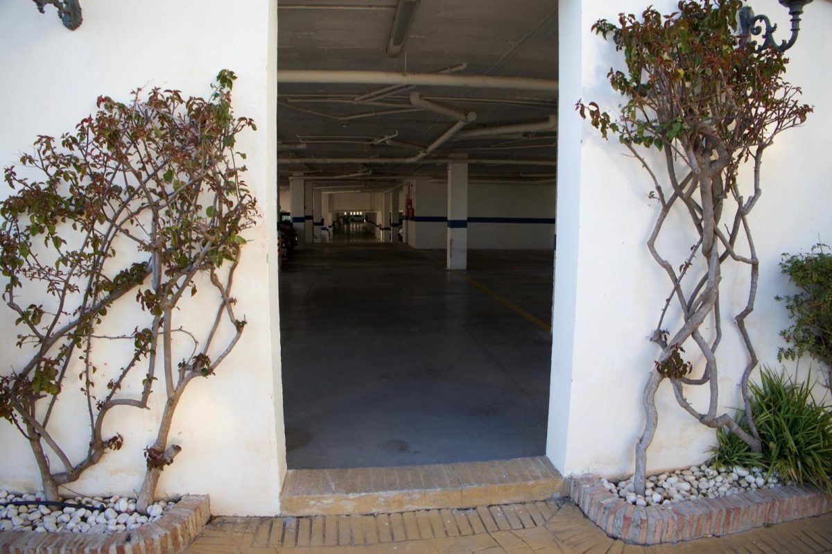 Exclusiva vivienda con terraza, garaje y piscina en Torrequebrada — confort, luz y calidad de vida junto al mar — Foto 17