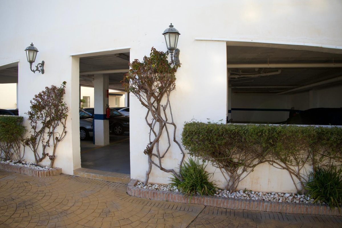 Exclusiva vivienda con terraza, garaje y piscina en Torrequebrada — confort, luz y calidad de vida junto al mar — Foto 15