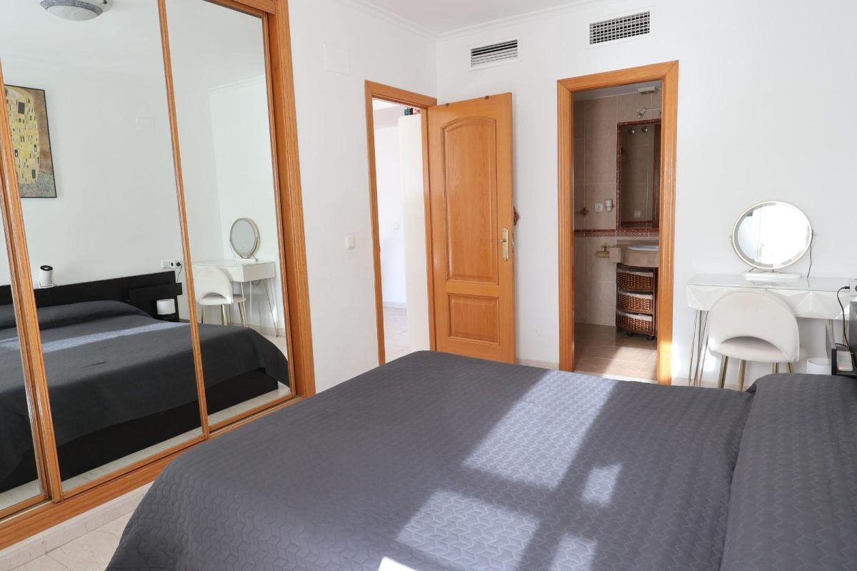 Exclusiva vivienda con terraza, garaje y piscina en Torrequebrada — confort, luz y calidad de vida junto al mar — Foto 10