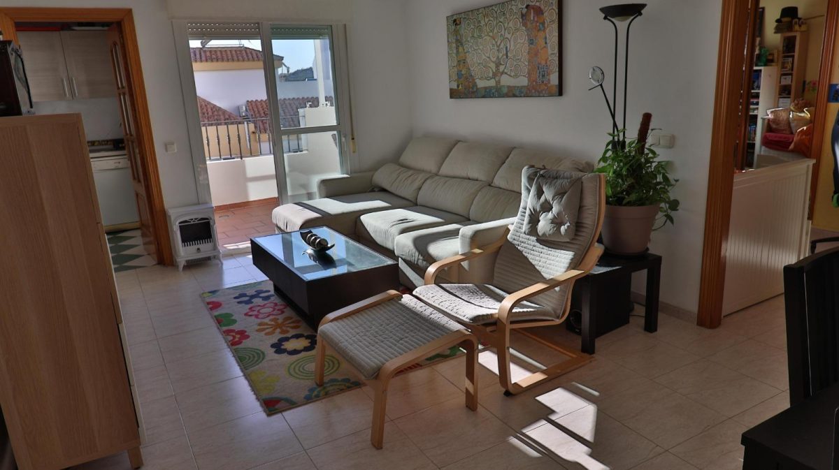 Exclusiva vivienda con terraza, garaje y piscina en Torrequebrada — confort, luz y calidad de vida junto al mar — Foto 2