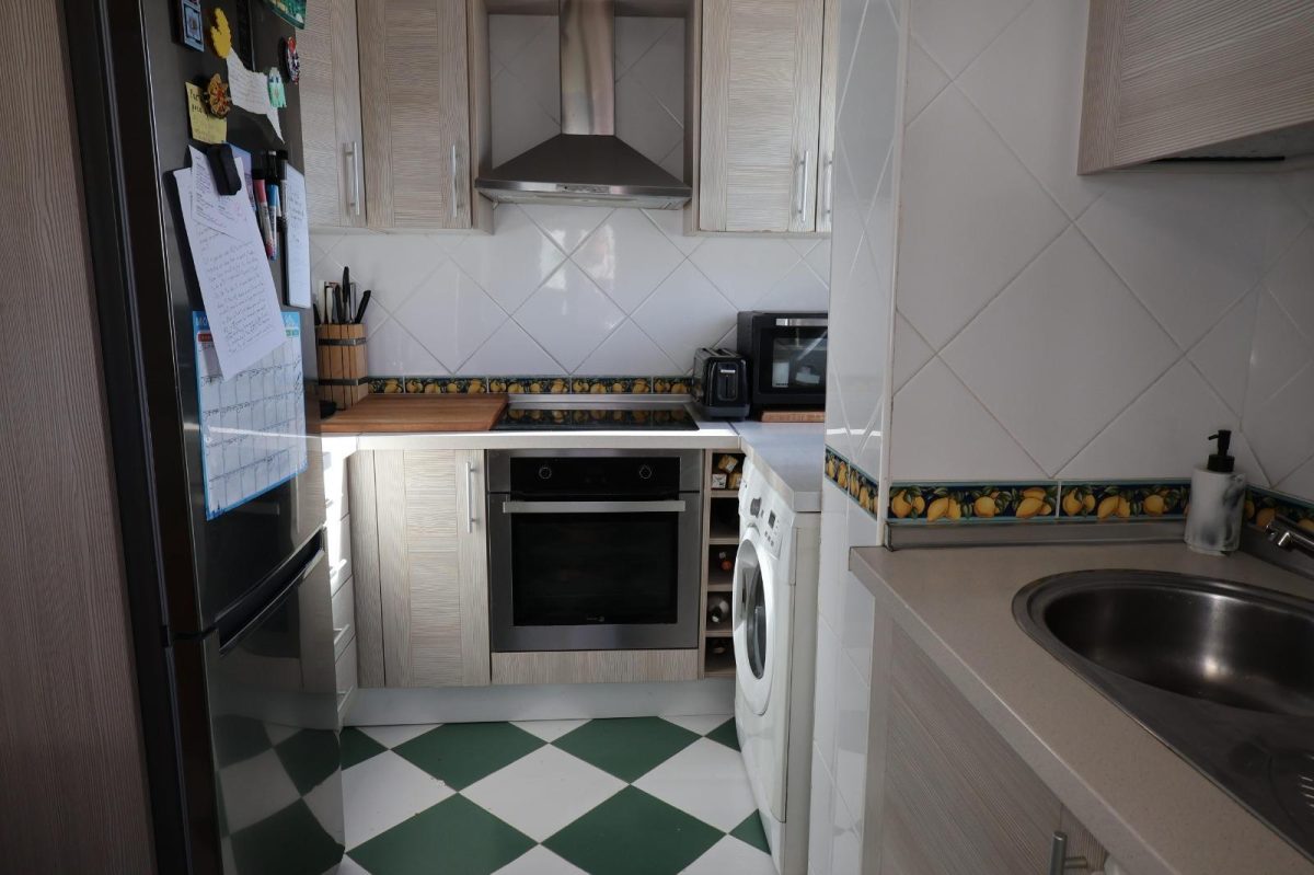 Exclusiva vivienda con terraza, garaje y piscina en Torrequebrada — confort, luz y calidad de vida junto al mar — Foto 9