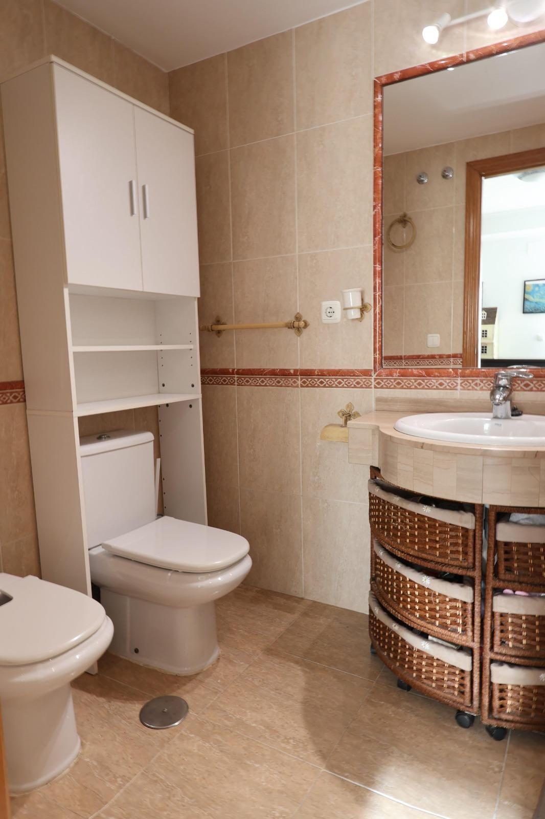 Exclusiva vivienda con terraza, garaje y piscina en Torrequebrada — confort, luz y calidad de vida junto al mar — Foto 13