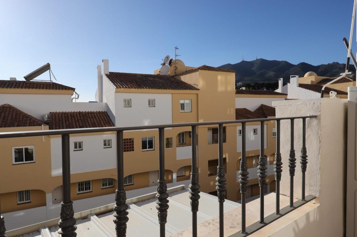 Exclusiva vivienda con terraza, garaje y piscina en Torrequebrada — confort, luz y calidad de vida junto al mar — Foto 20