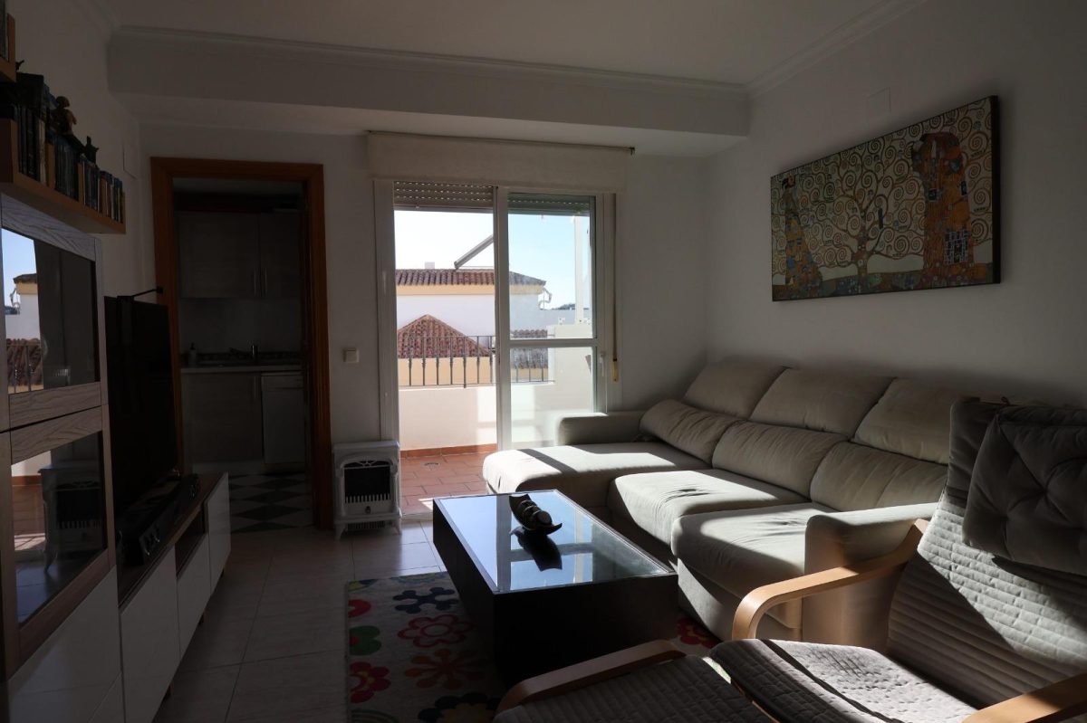 Exclusiva vivienda con terraza, garaje y piscina en Torrequebrada — confort, luz y calidad de vida junto al mar — Foto 22
